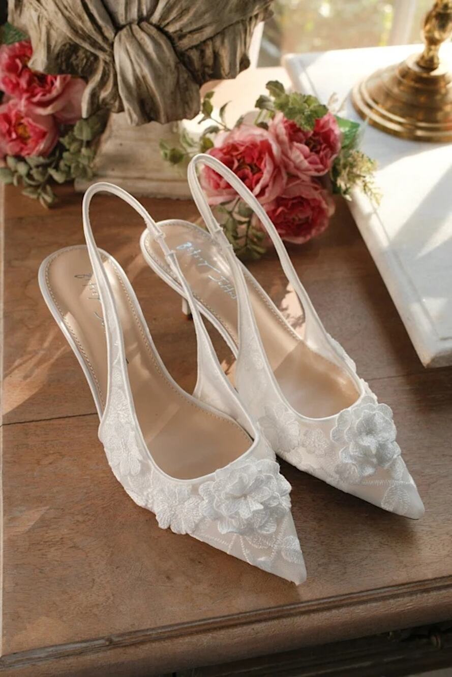 NWOT Betsey Johnson SB-Dian Ivory 3D Floral Pointed-Toe Slingback Pumps 7.5